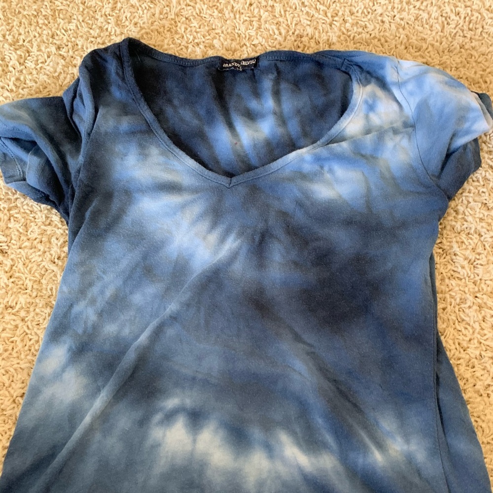 V-neck t-shirt